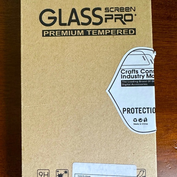 iPhone 14 pro || 2 tempered glass screens + phone case - Picture 2 of 2